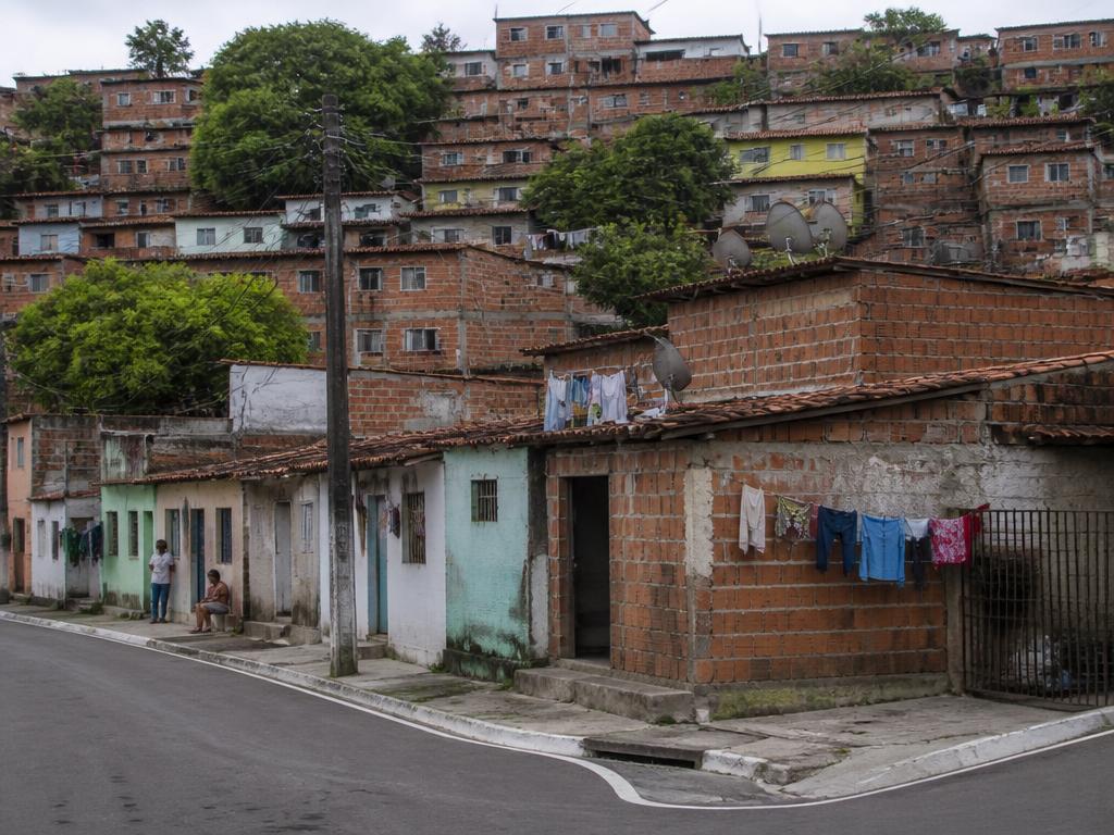 Rua de núcleo urbano com casas de alvenaria em área de regularização fundiária