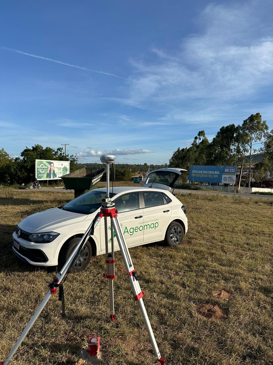 Base GNSS RTK montada às margens da rodovia durante levantamento