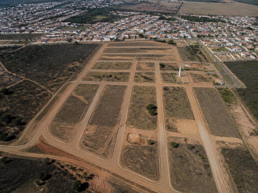 Vista aérea de loteamento com ruas e lotes demarcados
