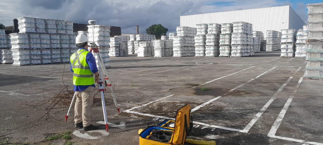 Levantamento topográfico de acompanhamento em pátio de obra